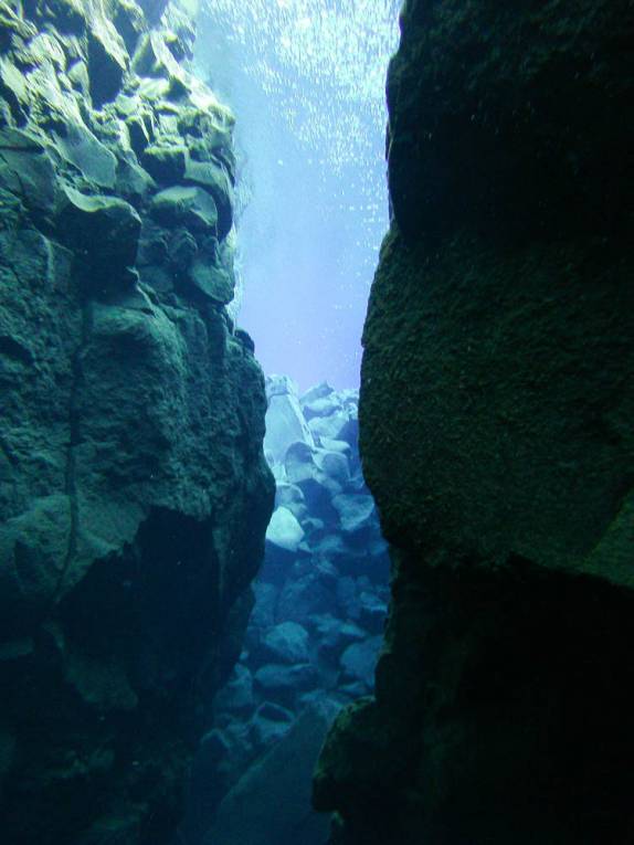 As águas claríssimas, com quase 100 metros de visibilidade, da Silfur Hellir, a fenda que divide a Europa da América, no Parque Nacional Thingvellir, na Islândia